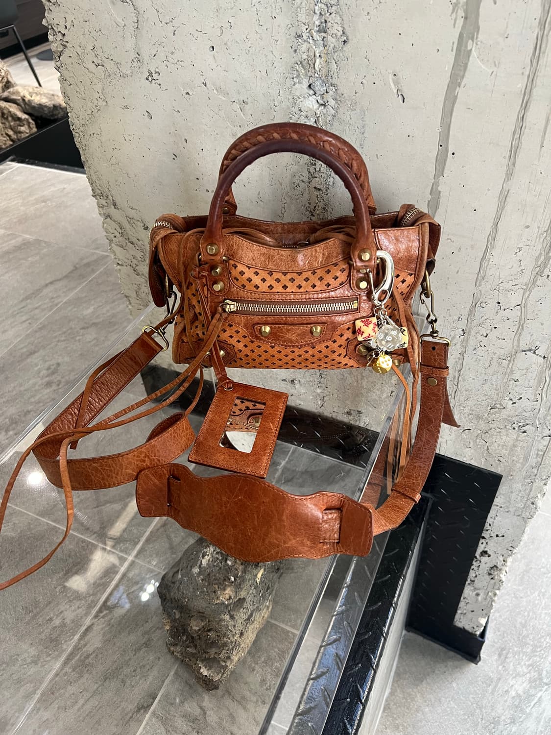 발렌시아가 모터백 상품이미지1