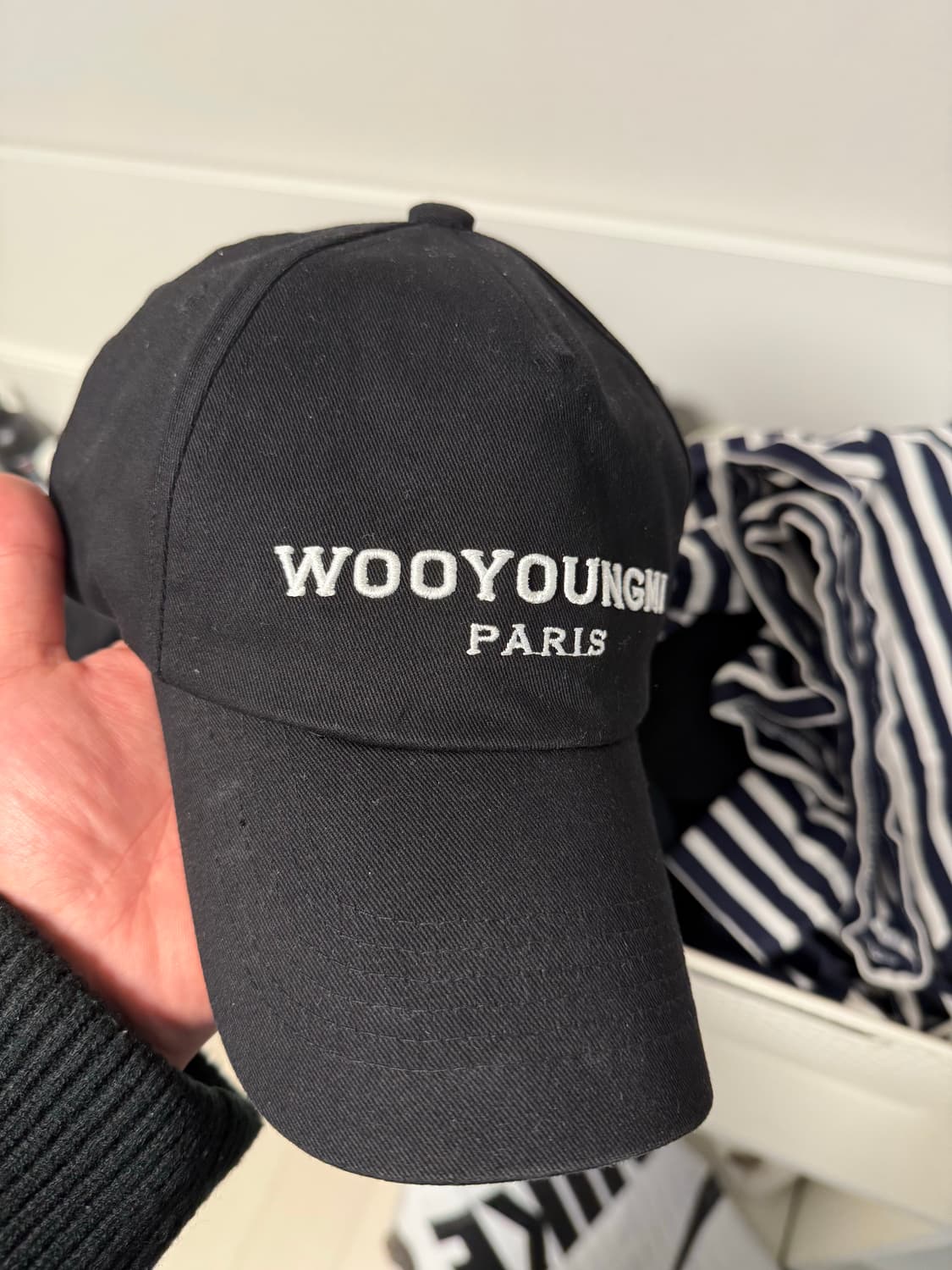 우영미 화이트 자수 로고 볼캡 블랙 W223AC52991B/W221AC5 상품이미지1