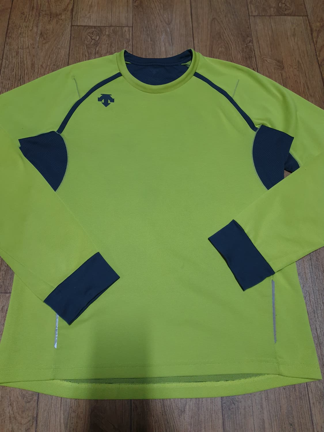 1059 데상트 긴팔티 105 사이즈입니다 상품이미지2