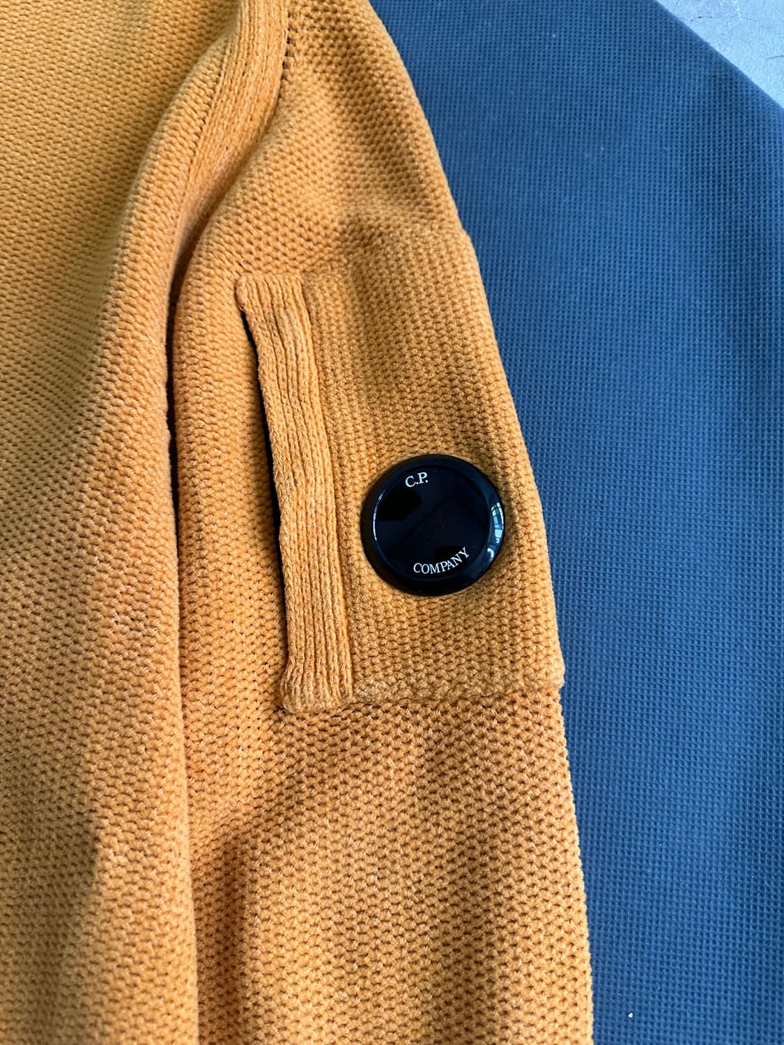 C.P. 컴퍼니 렌즈 와펜 니트 머스타드 56 22SS 상품이미지2