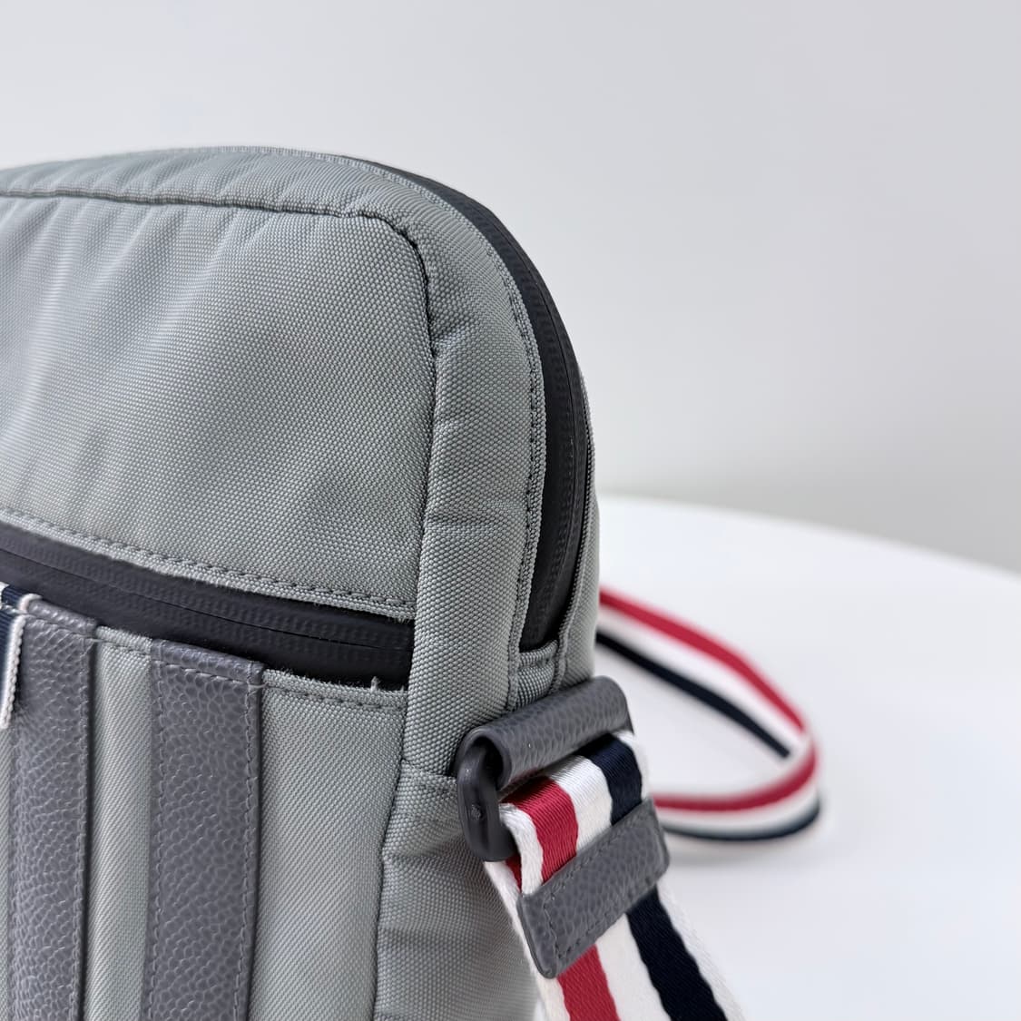 [A급/OS] 톰브라운 나일론 앤 인터락 사선 아플리케 크로스백 상품이미지3