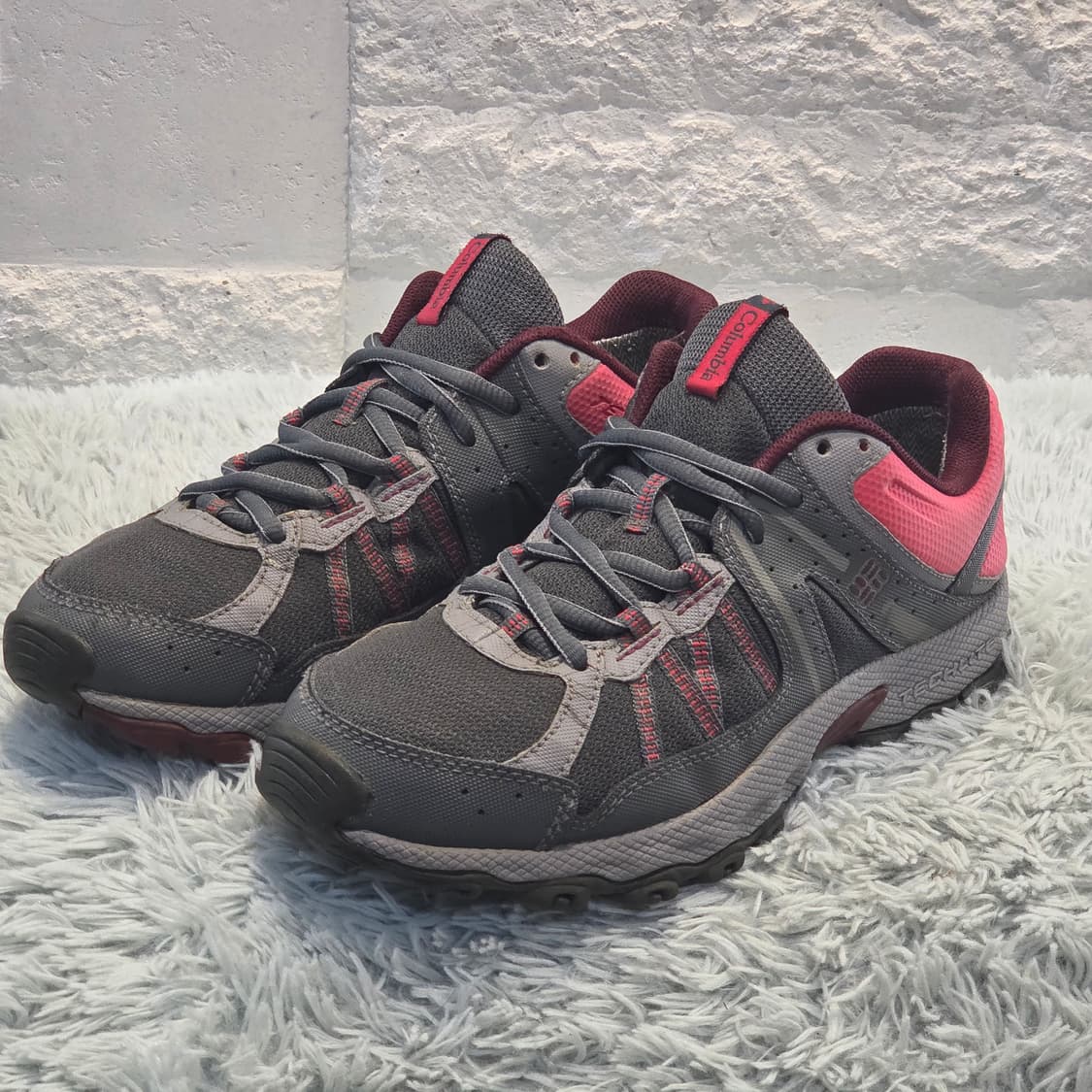 3q-18:컬럼비아 테크라이트 그레이 핑크 트레일 러닝화 (240mm) 상품이미지1