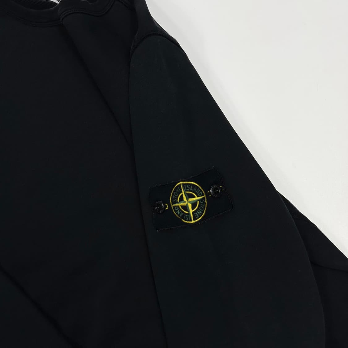 스톤아일랜드 와펜 블랙 크루넥 맨투맨 (S) 상품이미지4