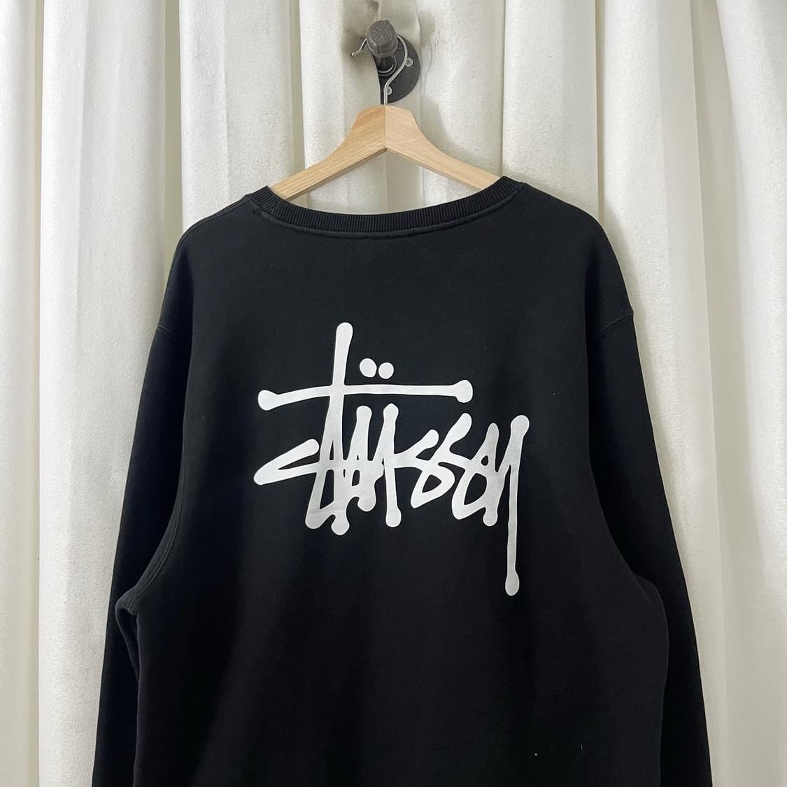 스투시 블랙 백빅로고 라운드 맨투맨 상품이미지2