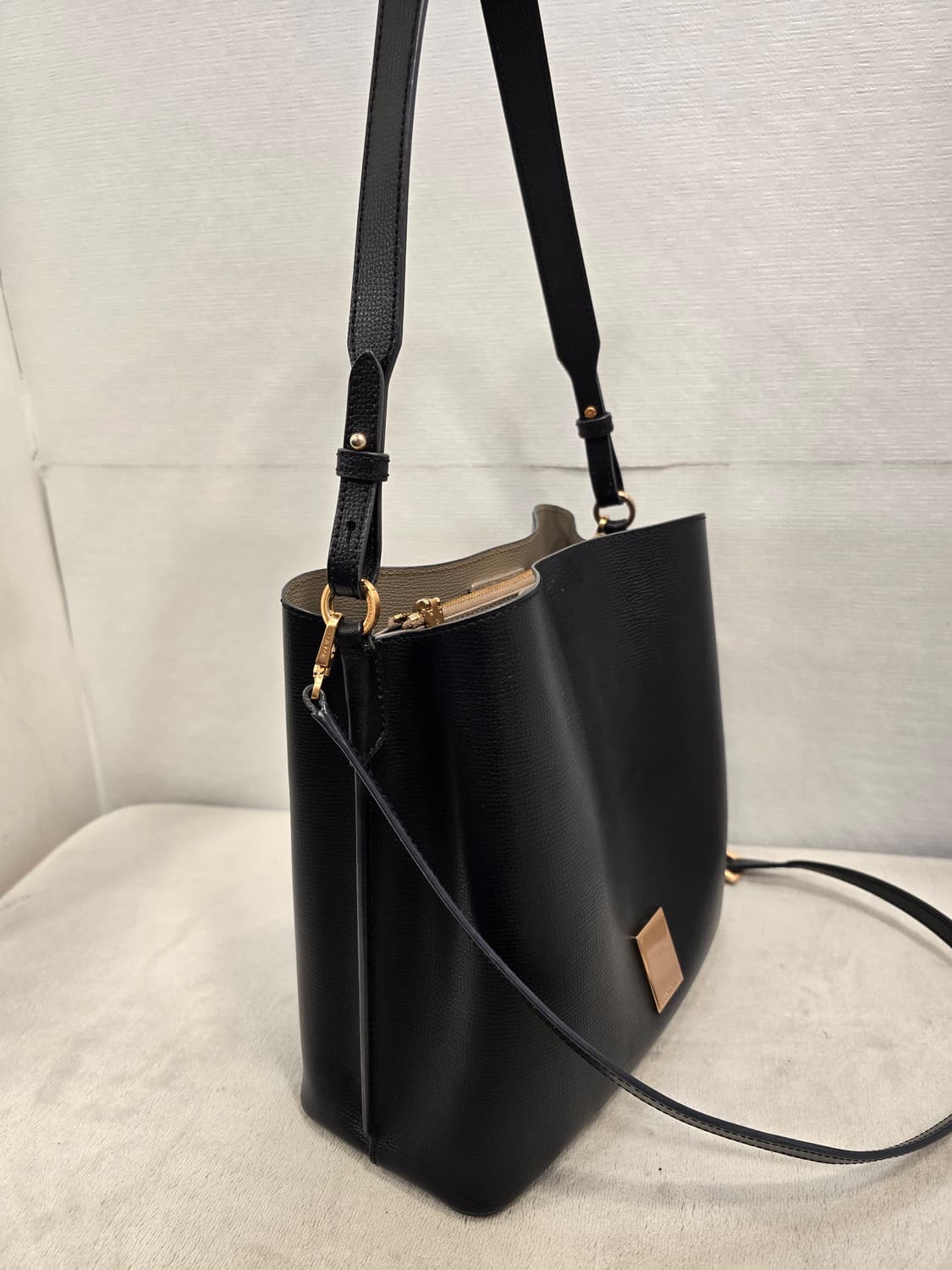 쿠론 블랙 가죽 숄더백 겸 크로스백 상품이미지3