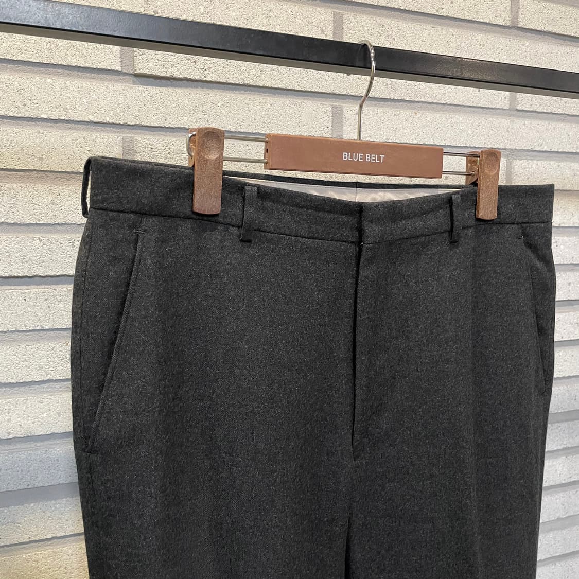 BALENCIAGA 발렌시아가 울 슬랙스 핀턱 롤업 디테일 차콜 상품이미지4