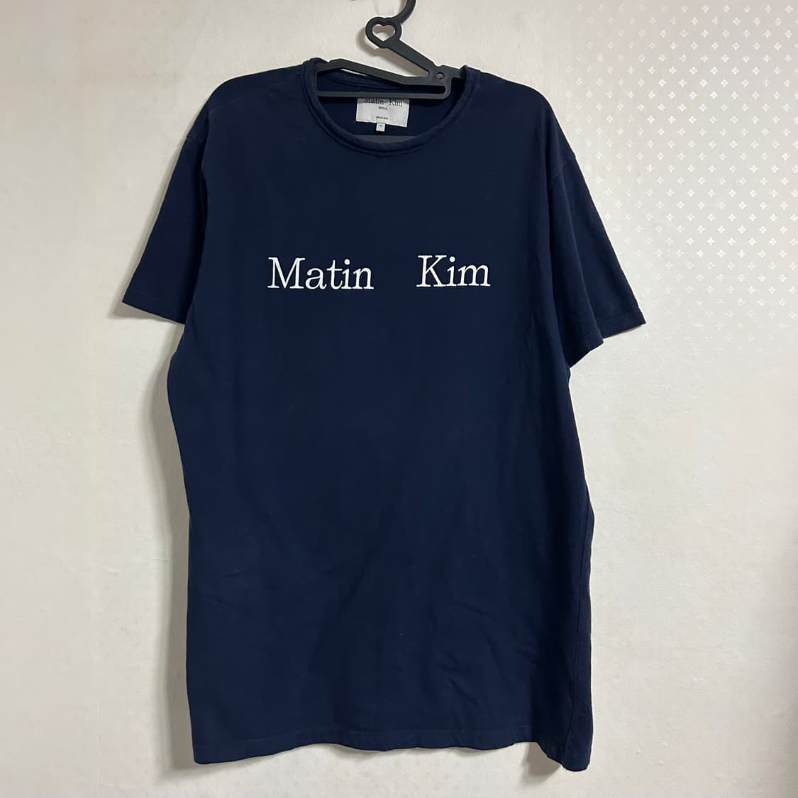 마뗑킴 데미지 슬리브리스 니트 탑 네이비 반팔 티셔츠  상품이미지3