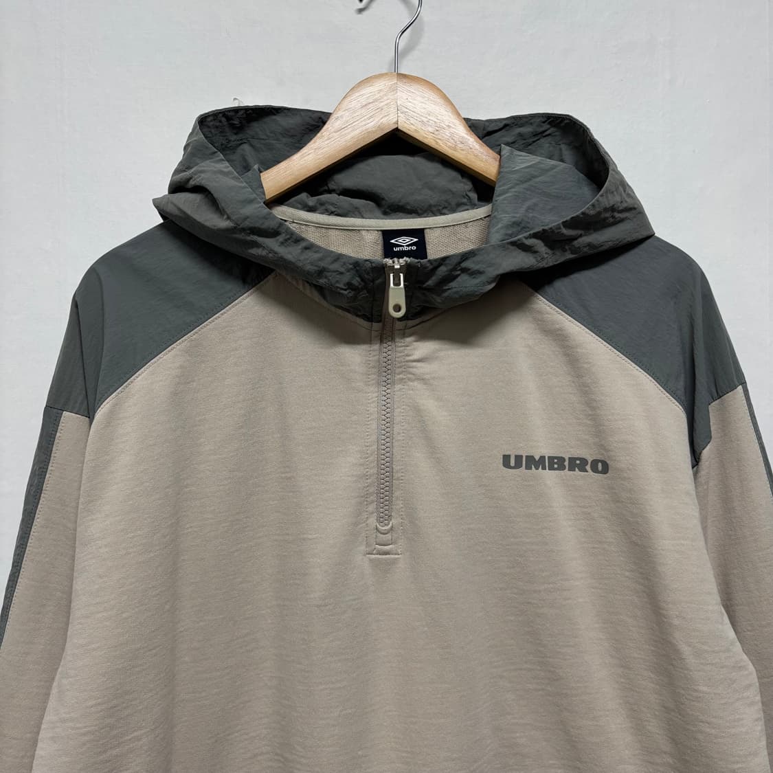 엄브로 후디 배색 하프집업 상품이미지3