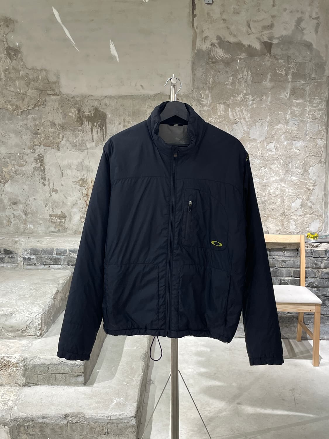 오클리 블랙 로고 패디드 자켓 상품이미지1