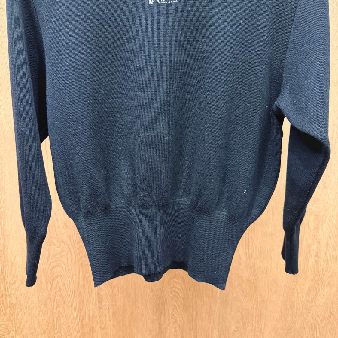 꾸레쥬 라운드넥 울 니트 큐빅 로고 장식 넥라인 디테일 루즈핏 블랙 상품이미지5