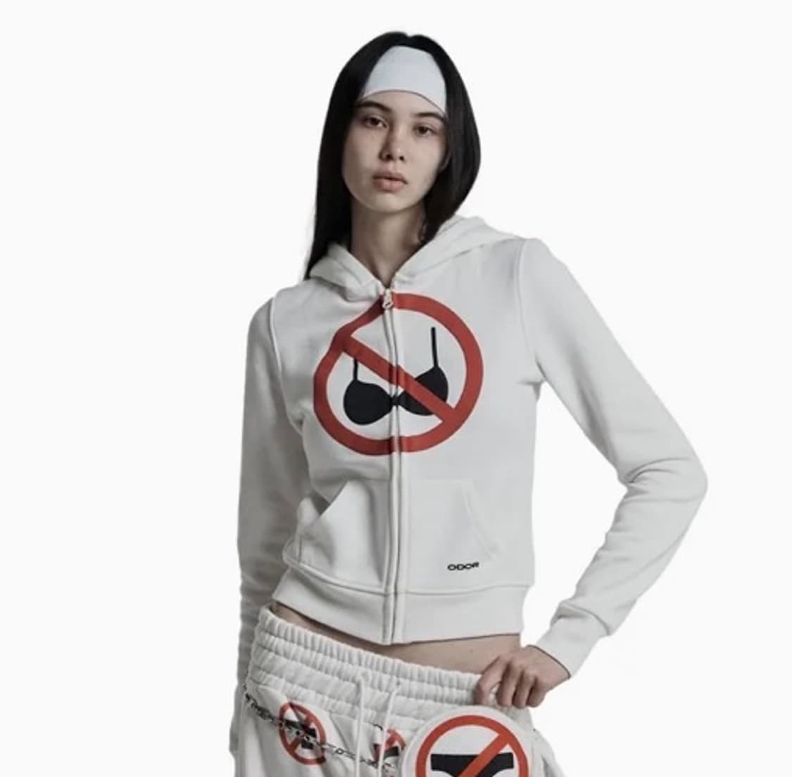 오도어 화이트 프린팅 후드 집업 상품이미지1