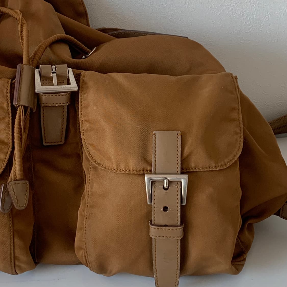 정품 프라다 백팩 브랜디색상 상품이미지4