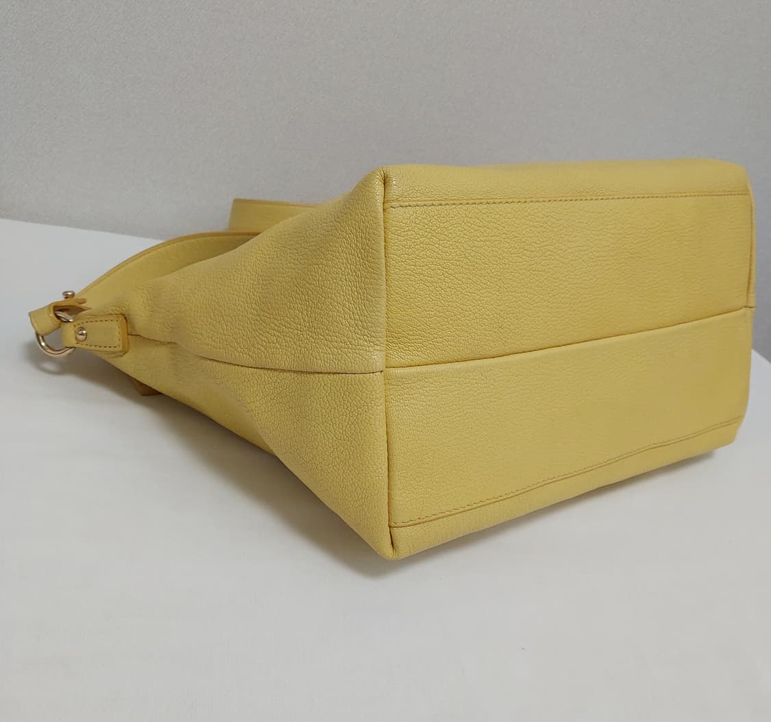 살바토레 페라가모 옐로우 미카 레더 토트 숄더백
(정품) 상품이미지6