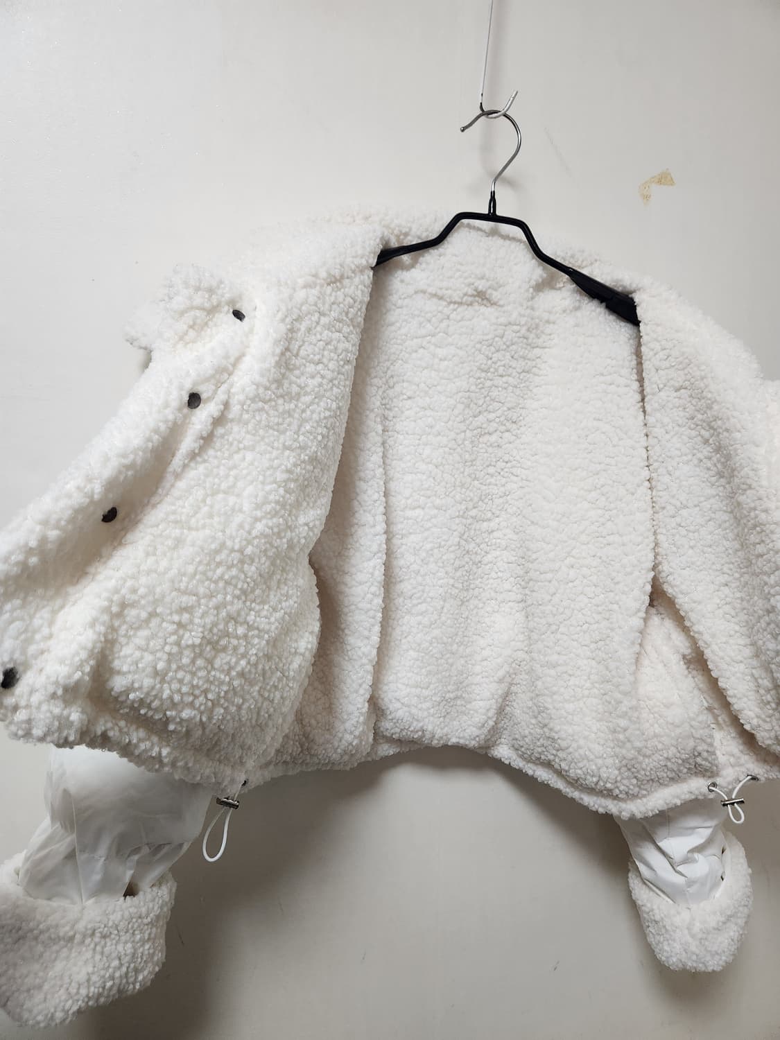 화이트 뽀글이 리버시블 숏패딩 상품이미지4