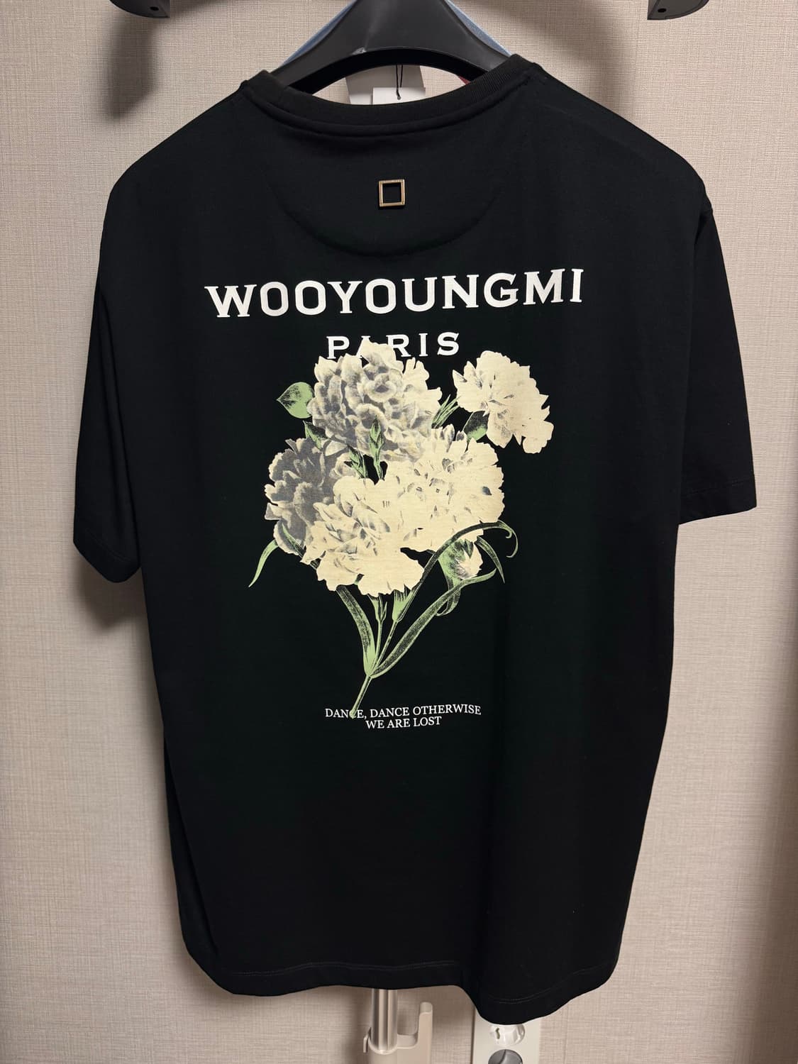우영미 플라워 프린트 백로고 티셔츠 블랙 - 21SS 상품이미지2