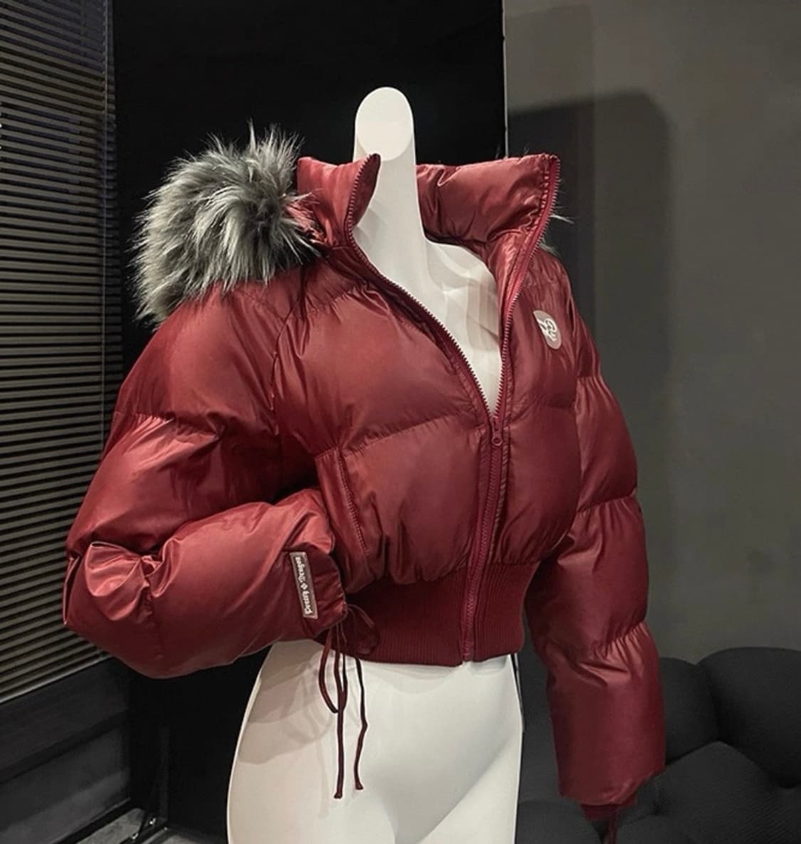 (새상품)샵코르 프리티드래곤 퍼후드 크롭패딩 버건디레드 상품이미지1