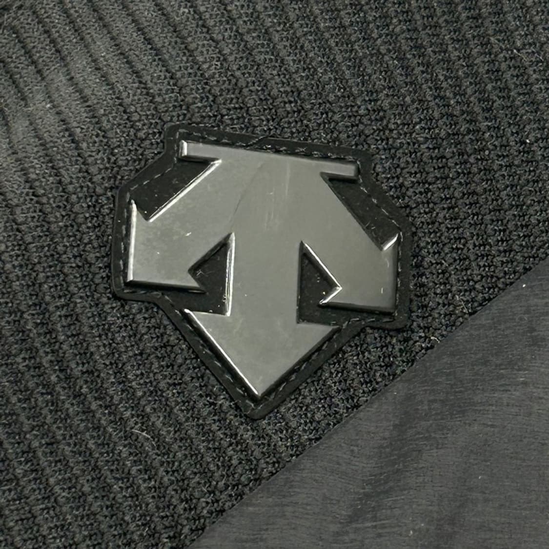 데상트 퓨전플렉스 하이브리드 맨투맨 110 상품이미지2