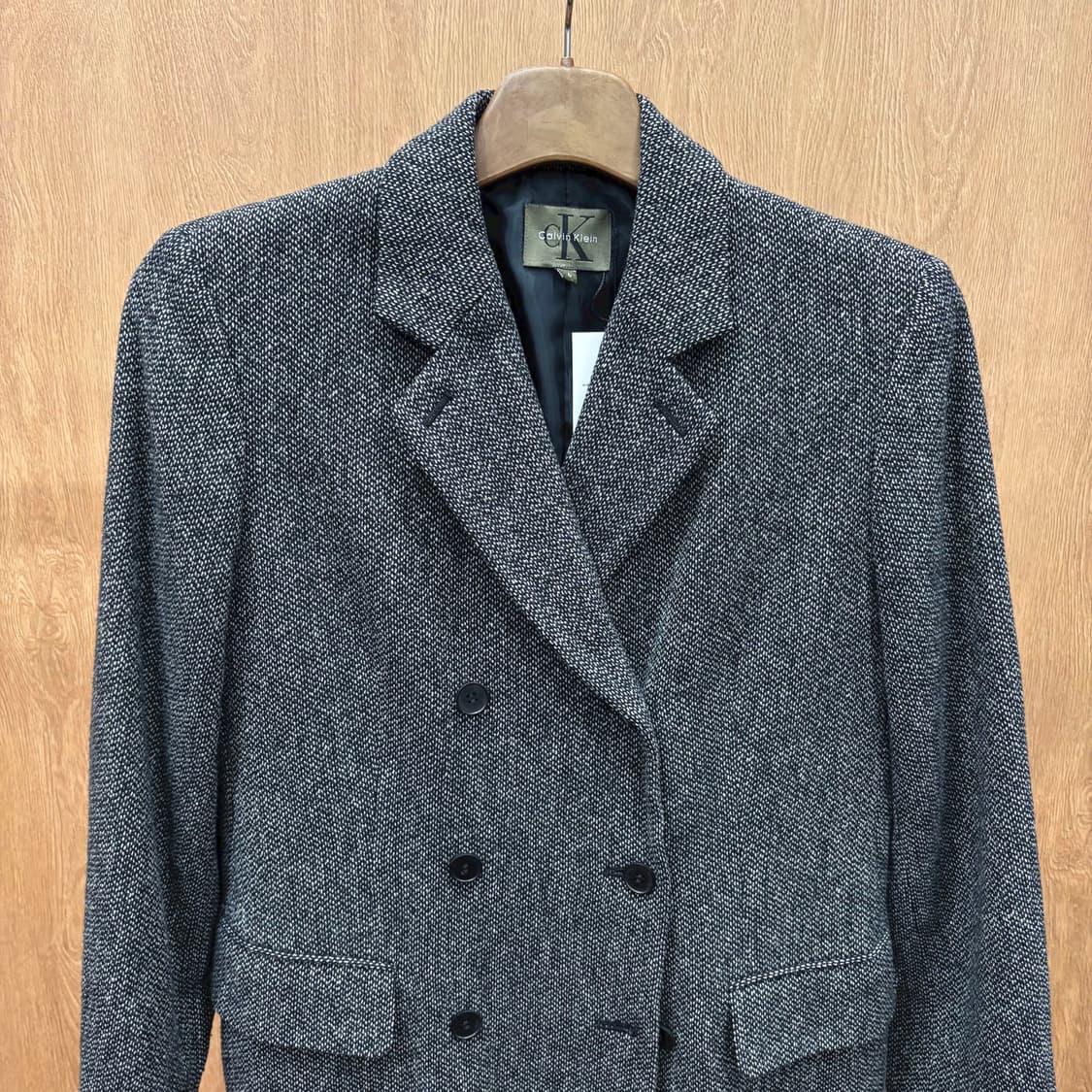 캘빈클라인 더블 브레스트 울 자켓 클래식 헤링본 패턴 디테일 차콜 상품이미지4