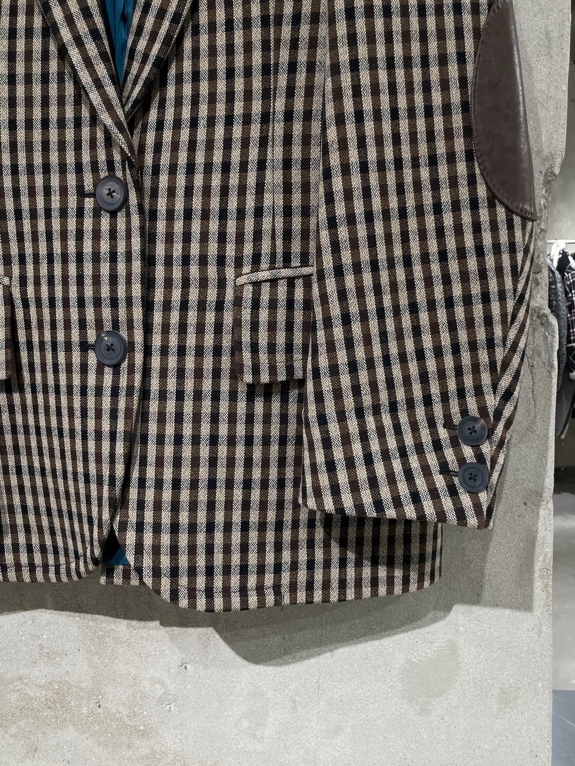 컬러 20F/W 브라운 암 레더 패치 체크 블레이저 상품이미지5