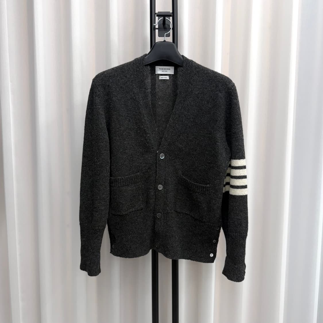 [4] 톰브라운 사선완장 셰틀랜드 가디건 다크그레이 상품이미지1