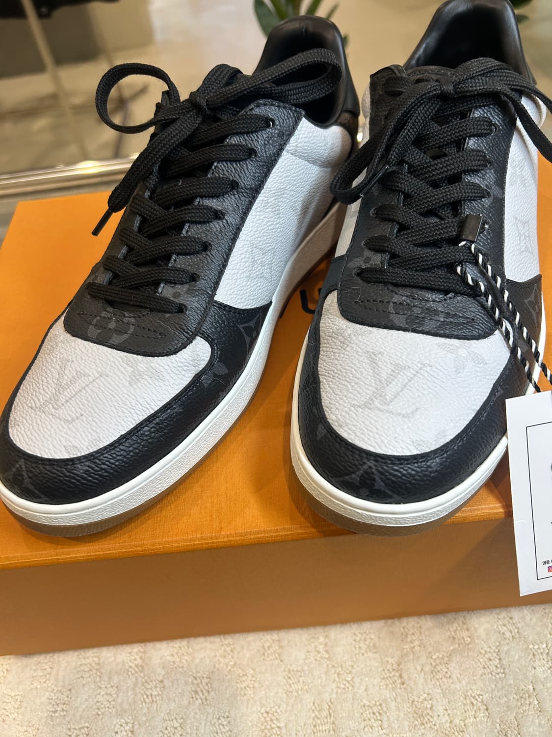 [정품/중고] 루이비통 리볼리 스니커즈 에벤 (새상품) 상품이미지1