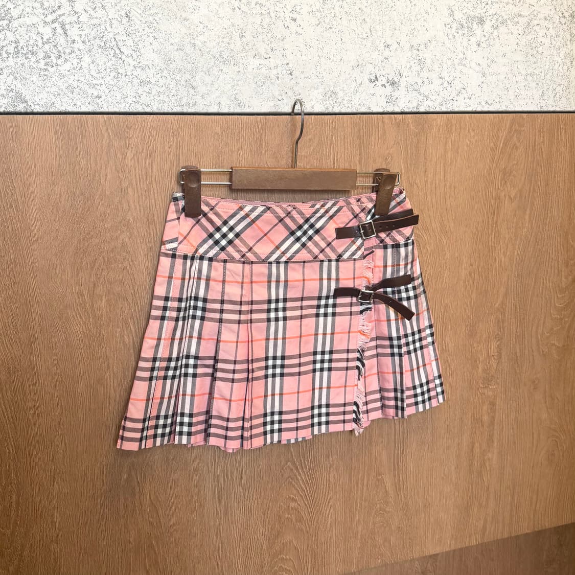 버버리 블루라벨 체크 플리츠 미니 스커트 레더 버클 스트랩 디테일 핑크 상품이미지1