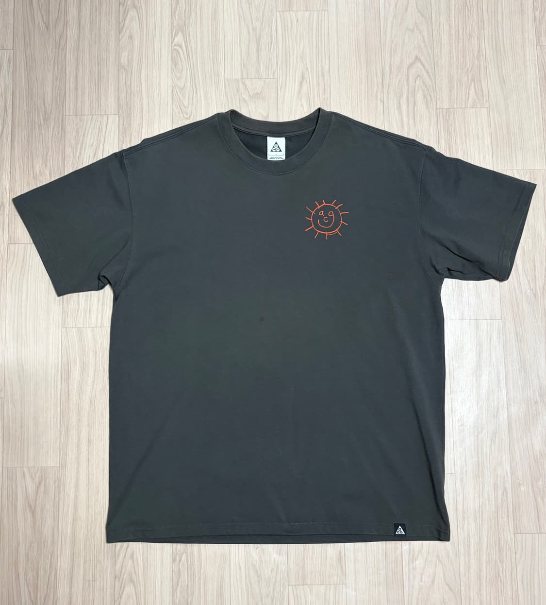 [L] 나이키 ACG 선샤인 반팔 티셔츠 차콜 다크 그레이 상품이미지2