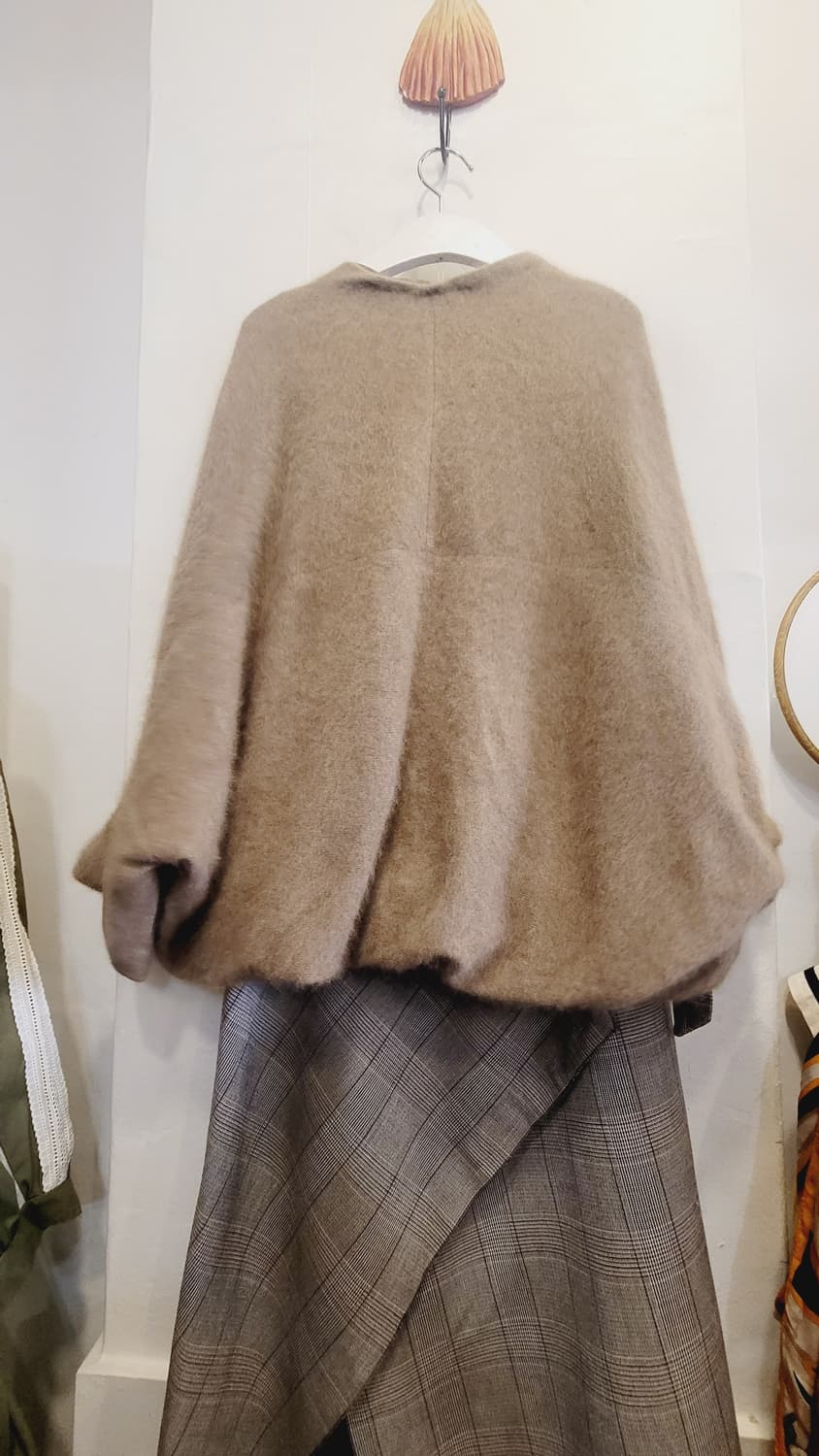 데코 포근울 케이프 가디건. 보브 언발체크스커트 상품이미지3