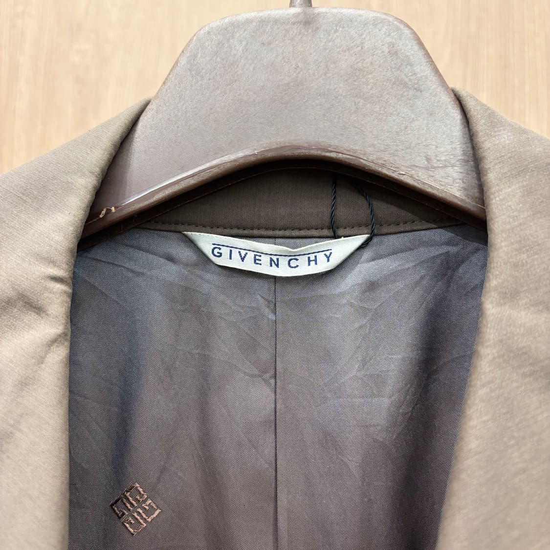 지방시 미니멀 싱글 롱 코트 레귤러 카라 사이드 사선 포켓 디테일 브라운 상품이미지6