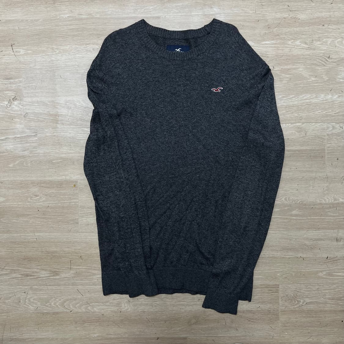 홀리스터 자수 로고 크루넥 라운드넥 니트 [차콜] M/95 상품이미지1