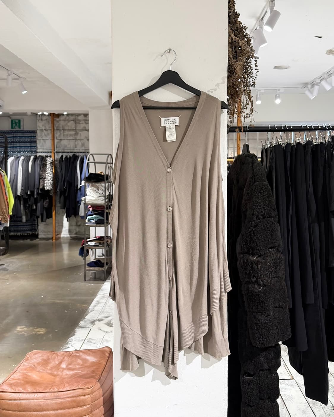 메종 마르지엘라 베이지 롱 니트 슬리브리스 상품이미지1