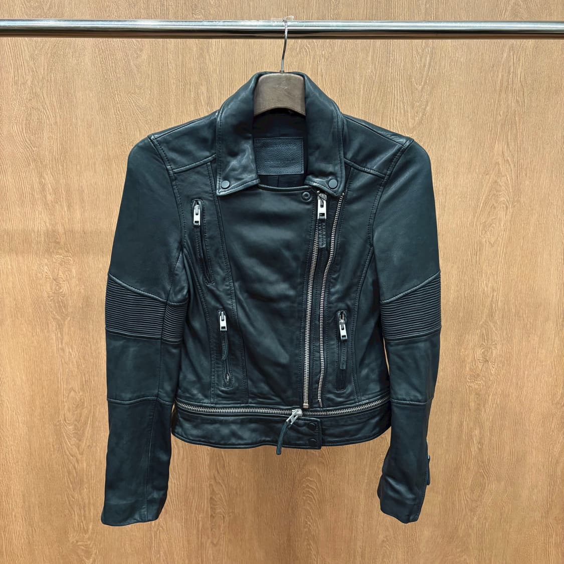 올세인츠 긴팔 레더 자켓 스탠드 칼라 입체 절개 비대칭 지퍼 디테일 블랙 상품이미지2