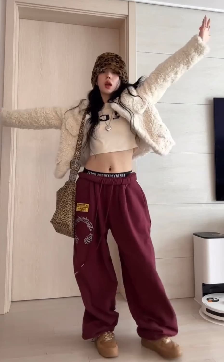 더미스테리어스호텔 트레이닝 팬츠 상품이미지3