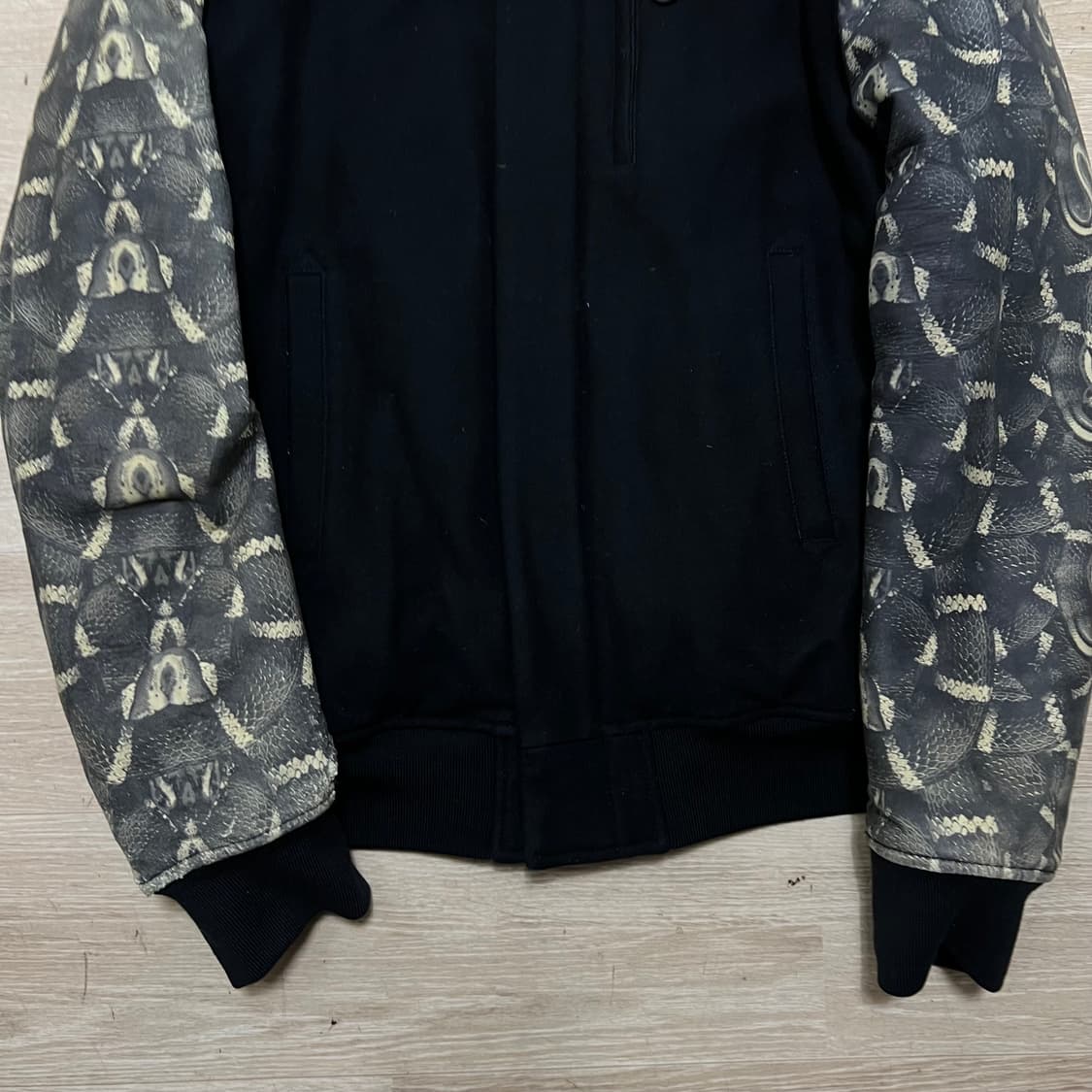 마르셀로불론 스네이크 패턴 배색 스타디움 바시티 자켓 [블랙] L/100 상품이미지3