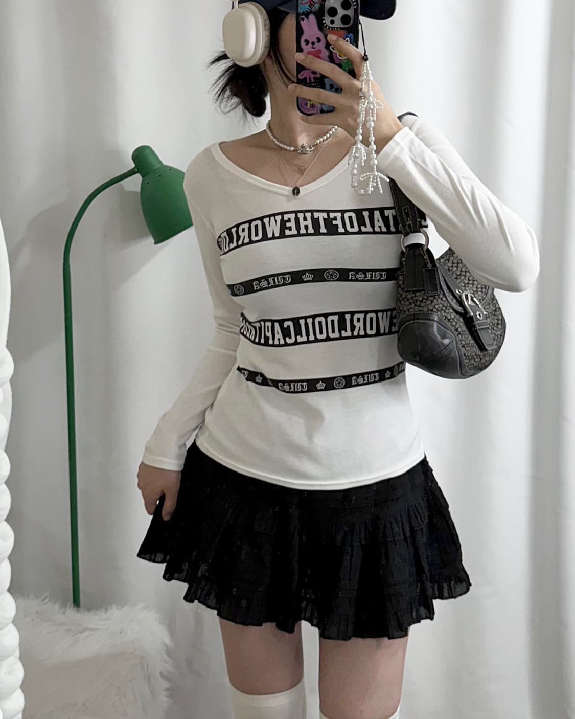 화이트 & 블랙 레터링 브이넥 롱 슬리브 티셔츠 상품이미지4