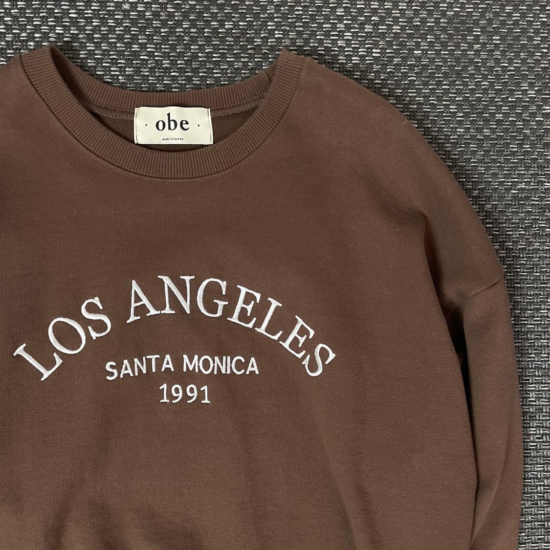 OBE 산타모니카 빅 자수 로고 브라운 크롭 맨투맨 상품이미지3
