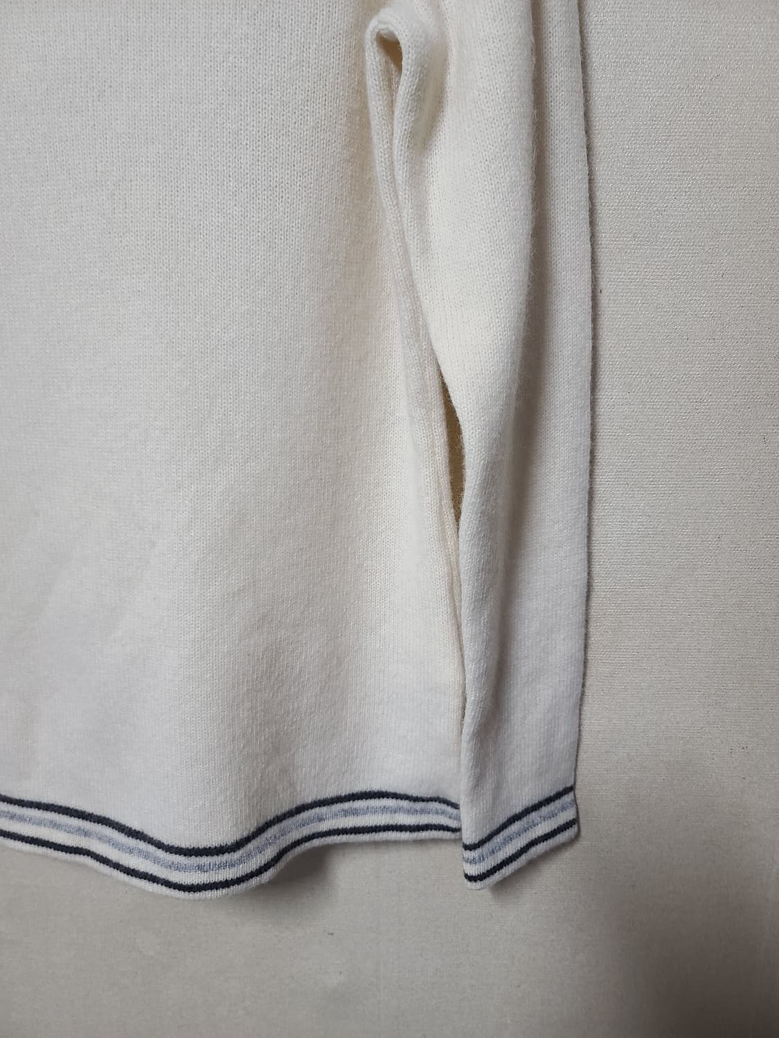 블랙앤화이트 캐시미어 혼방 터틀넥 니트 상품이미지3