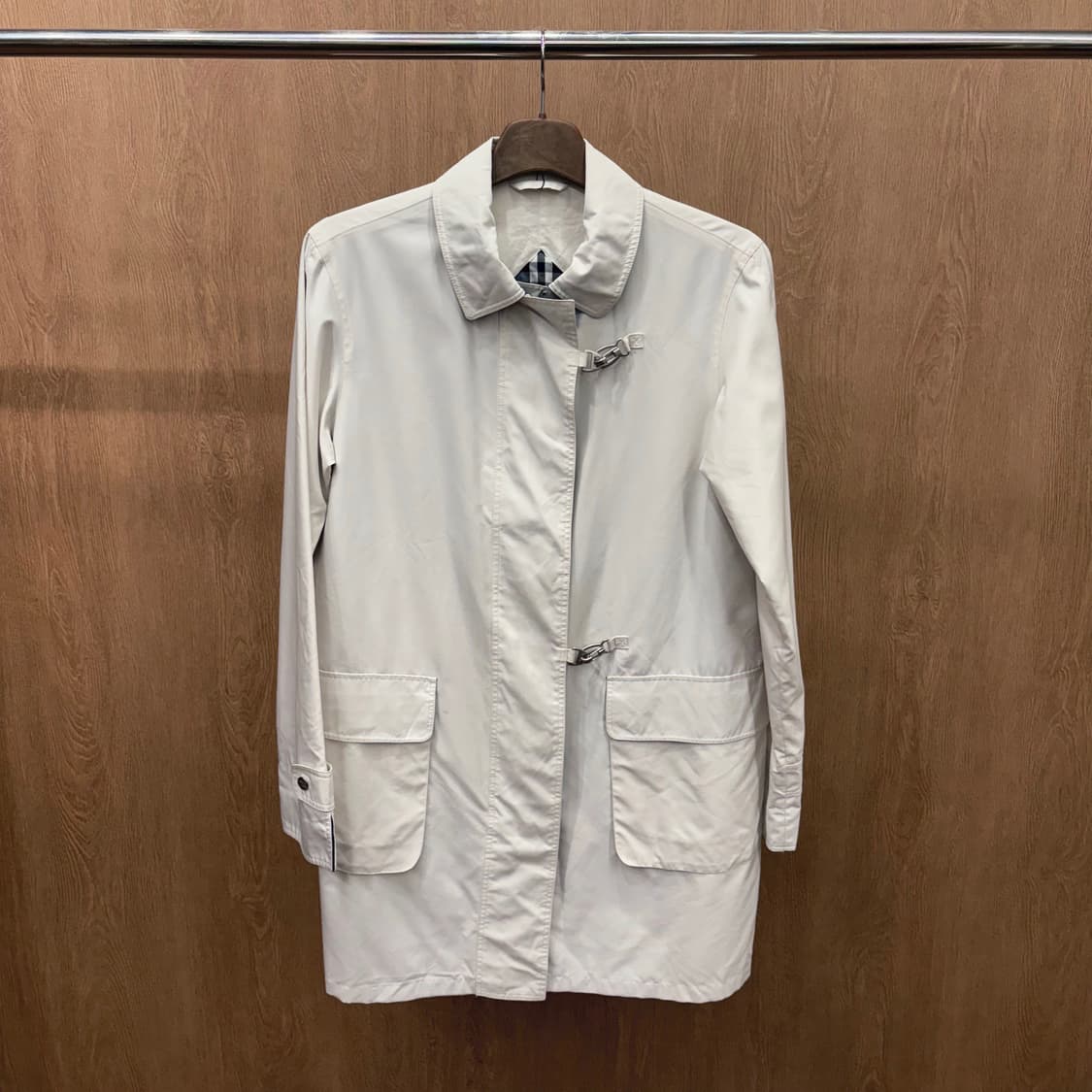 버버리 맥 코트 메탈 버클 더블 플랩 포켓 디테일 라이트 베이지 상품이미지2