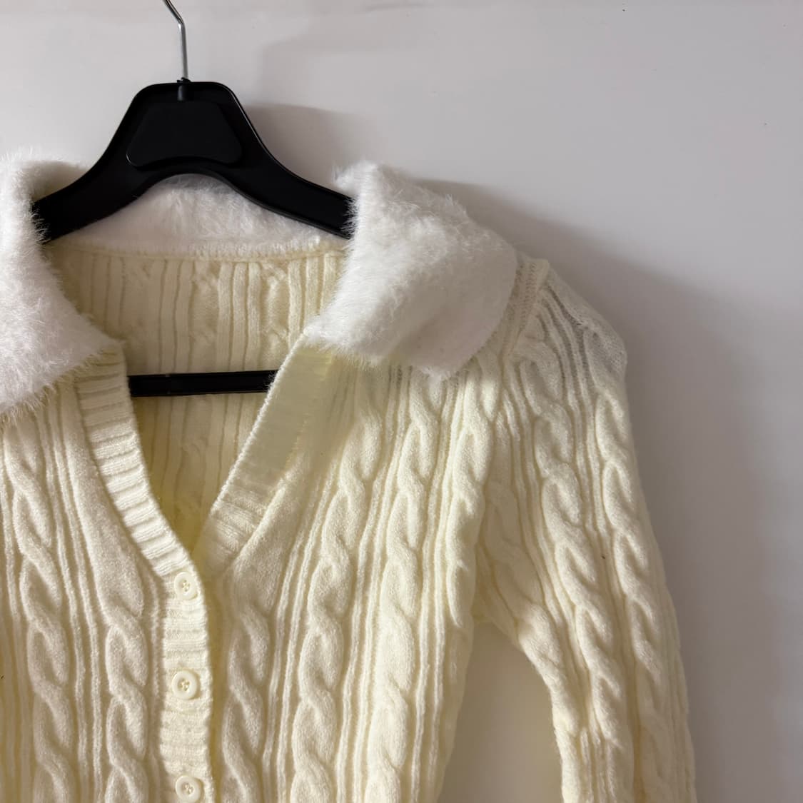 새상품 여자 퍼 꽈배기 브이넥 니트 상품이미지4