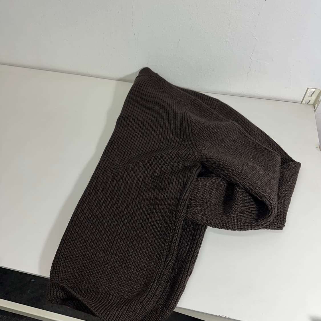 100 라퍼지스토어 다크브라운 헨리넥 니트 상품이미지4