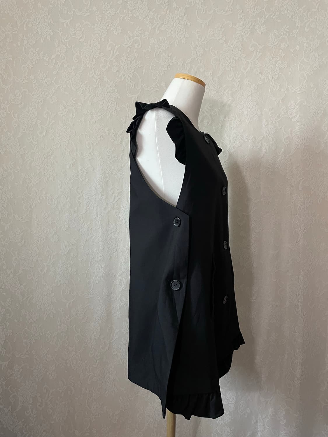 미니멀 블랙 프릴 베스트 탑 상품이미지2