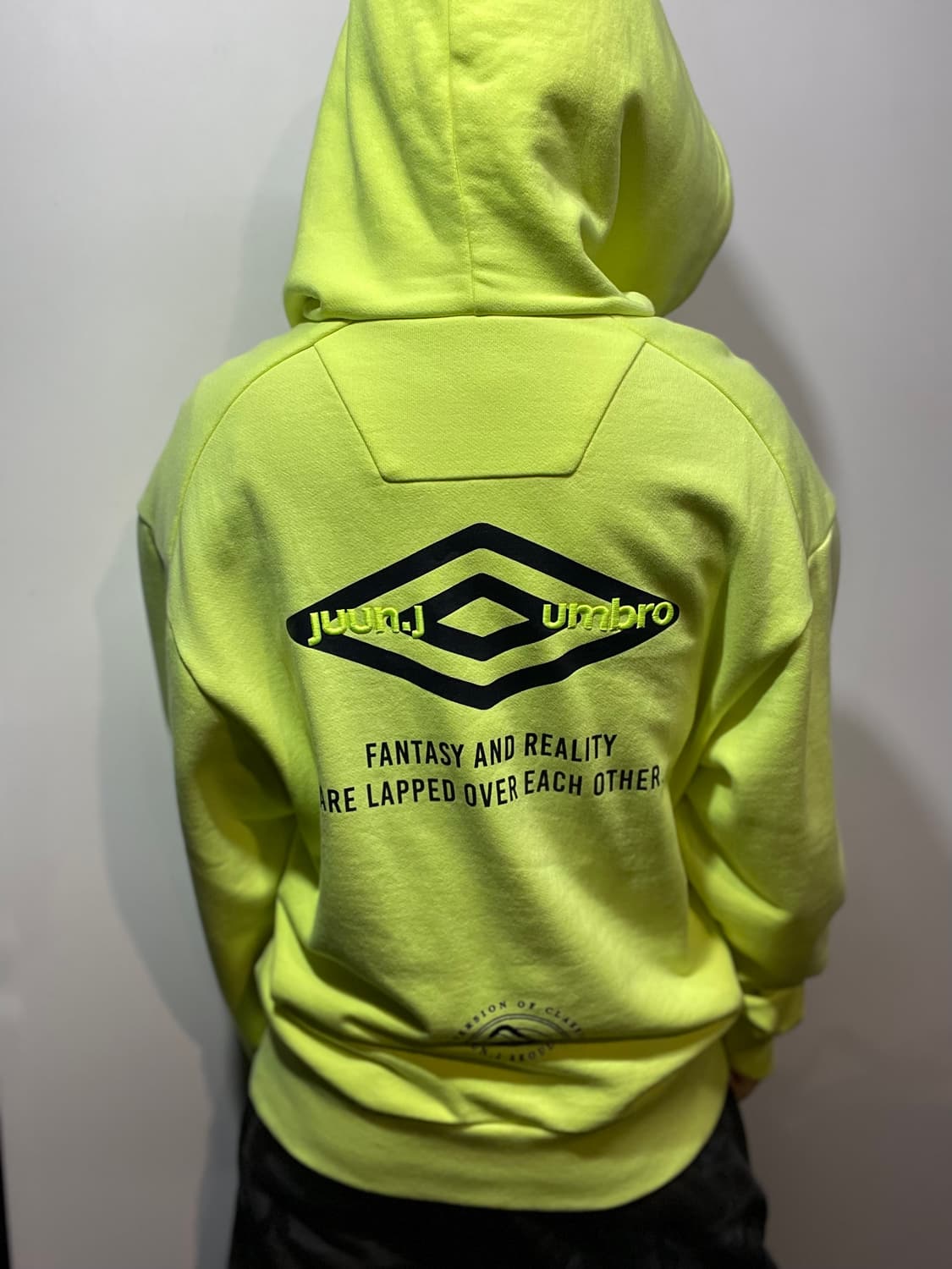 엄브로 X Juun.J 형광 후드티 상품이미지1