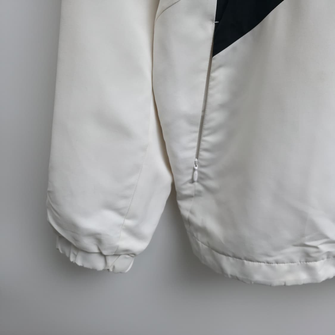 [L] 데상트 화이트 아노락 바람막이 상품이미지4