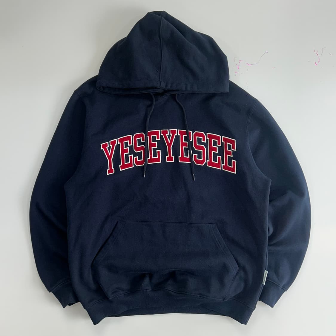 Yeseyesee 예스아이씨 레드 스펠아웃로고 네이비 후드티  상품이미지3
