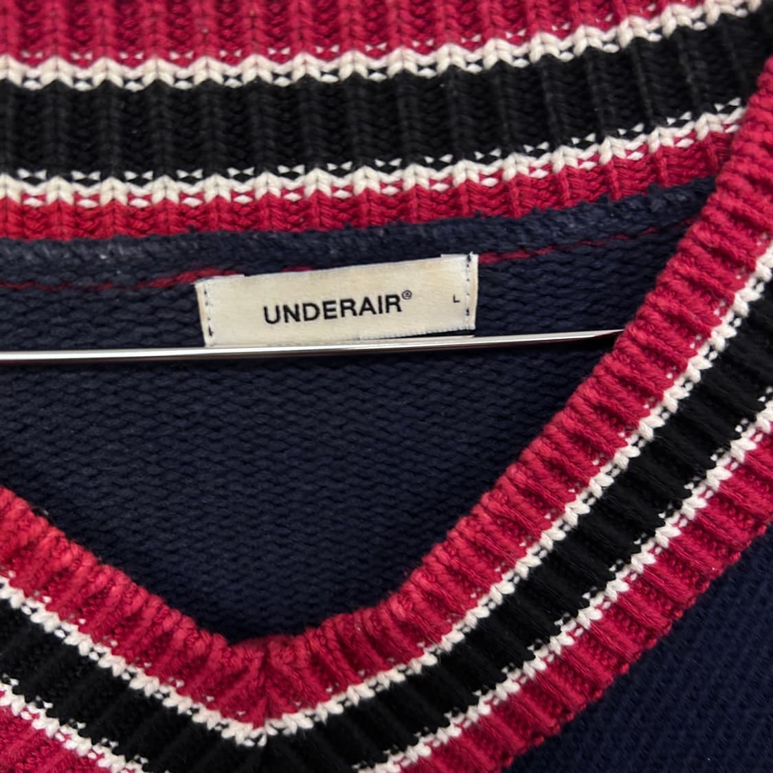 언더에어 부클와펜 배색 오버핏 브이넥 니트 상품이미지3