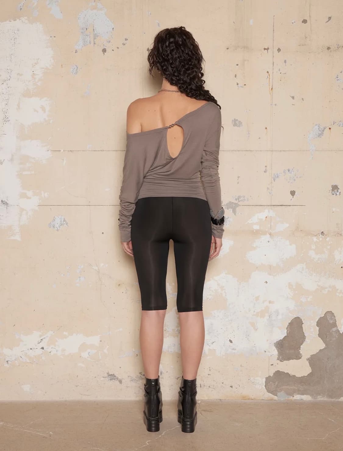 힐다 드레이프 숄더 탑 브라운 상품이미지2