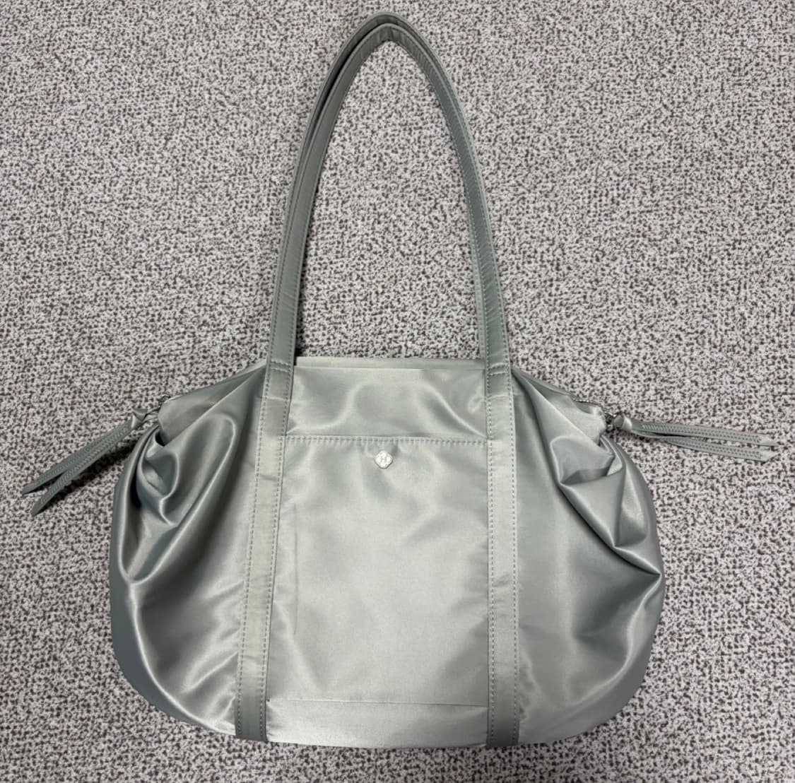 히어리 오로라 셔링 더플백 실버 상품이미지2