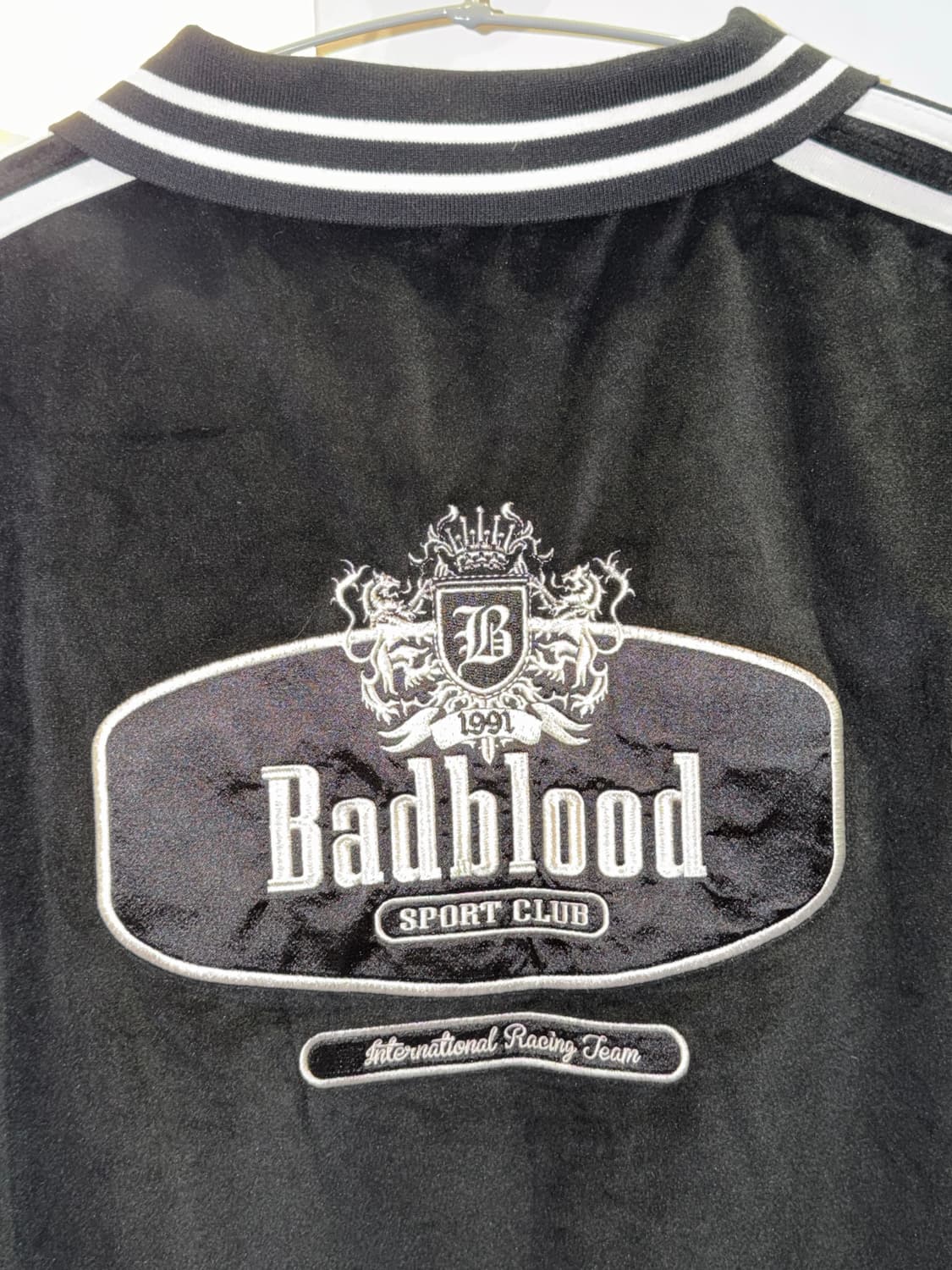 배드블러드 스포츠 클럽 벨벳 맨투맨 블랙 상품이미지3
