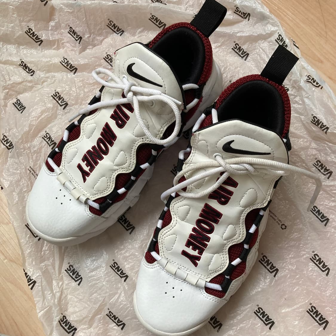 나이키 에어 모어 머니 화이트 블랙 팀레드  상품이미지5