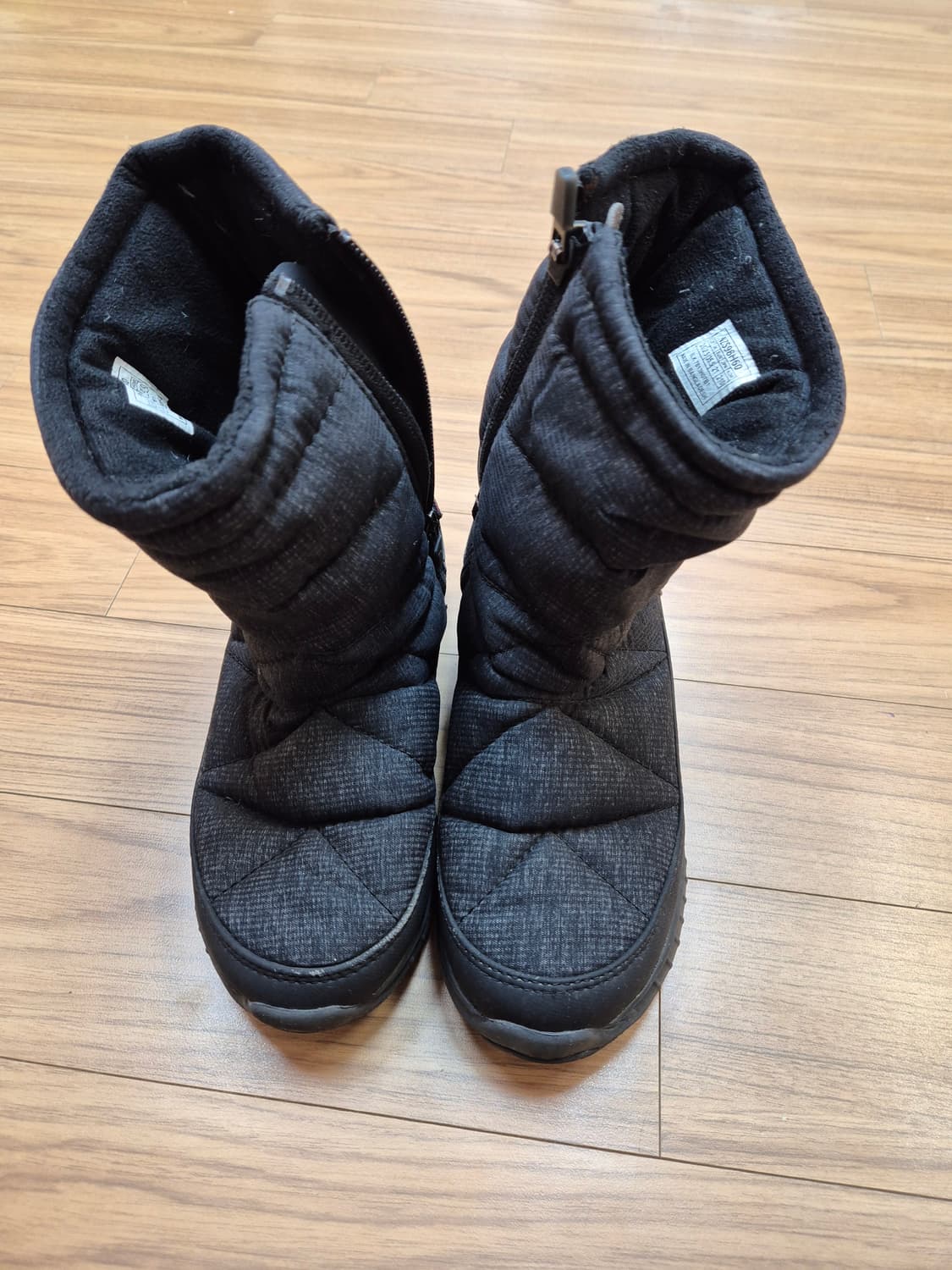 210mm 사이즈 노스페이스 키즈 패딩 부츠 블랙 색상입니다. 옆에 지퍼 상품이미지1